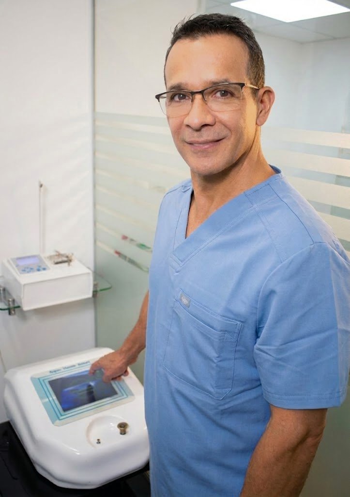 Dr. William Flórez en su consultorio